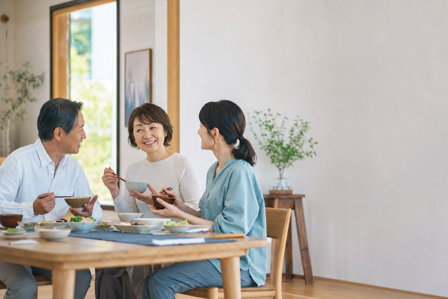 家族で穏やかな朝食の時間を過ごす日常イメージ